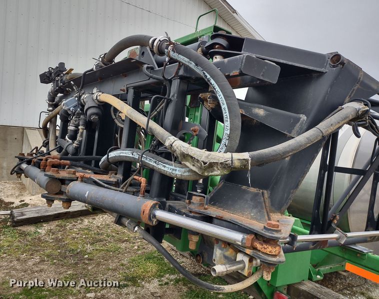 image for item DR8175 John Deere  sprayer boom attachment