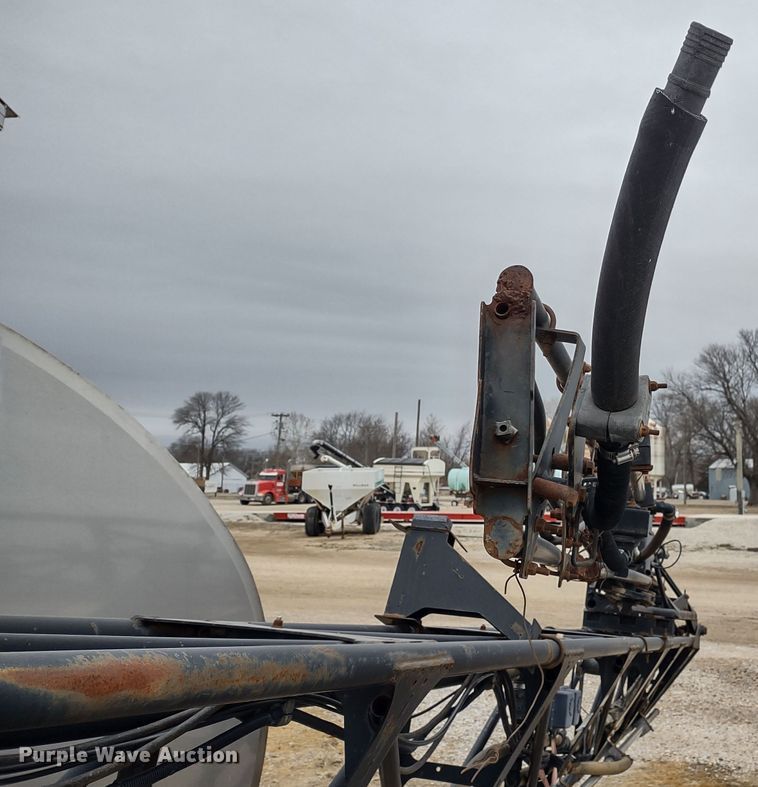 image for item DR8175 John Deere  sprayer boom attachment