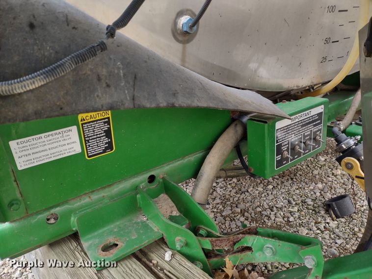 image for item DR8175 John Deere  sprayer boom attachment
