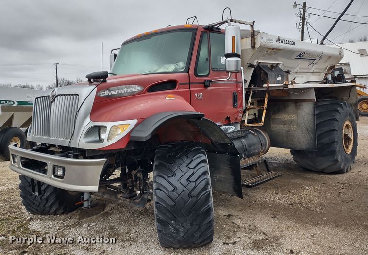 image for item DR8217 2004 International 7400  applicator truck