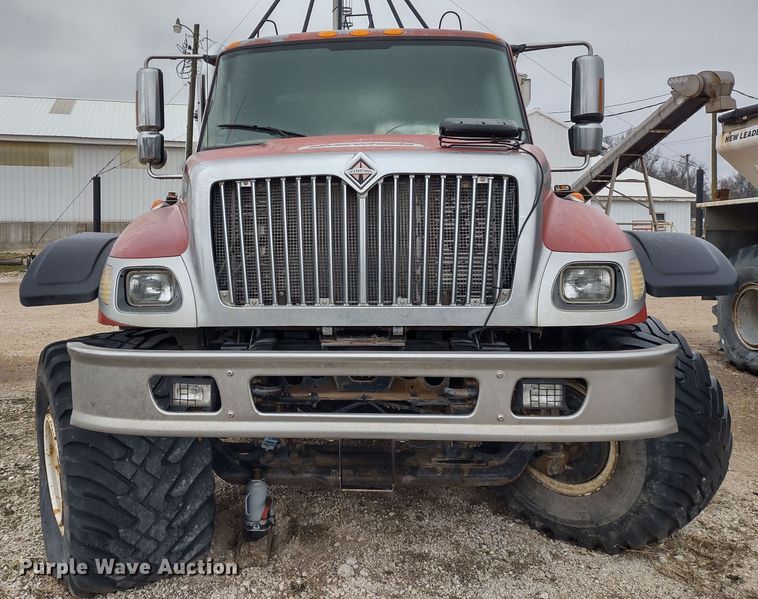 image for item DR8217 2004 International 7400  applicator truck