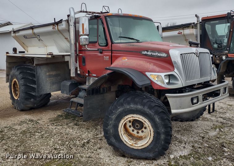 image for item DR8217 2004 International 7400  applicator truck