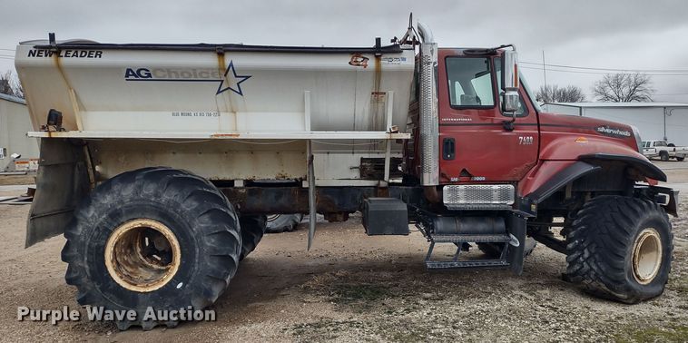 image for item DR8217 2004 International 7400  applicator truck