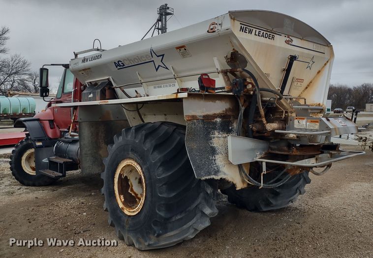 image for item DR8217 2004 International 7400  applicator truck