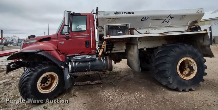 image for item DR8217 2004 International 7400  applicator truck