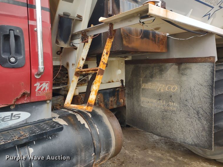 image for item DR8217 2004 International 7400  applicator truck