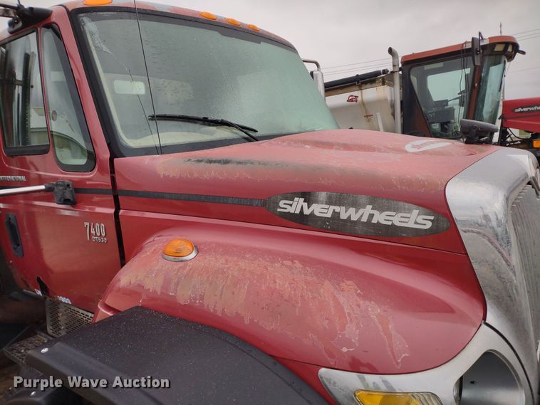 image for item DR8217 2004 International 7400  applicator truck