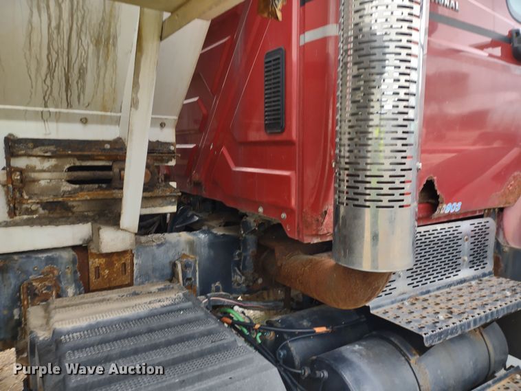 image for item DR8217 2004 International 7400  applicator truck