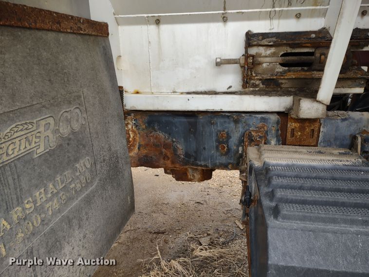 image for item DR8217 2004 International 7400  applicator truck