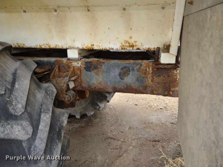 image for item DR8217 2004 International 7400  applicator truck