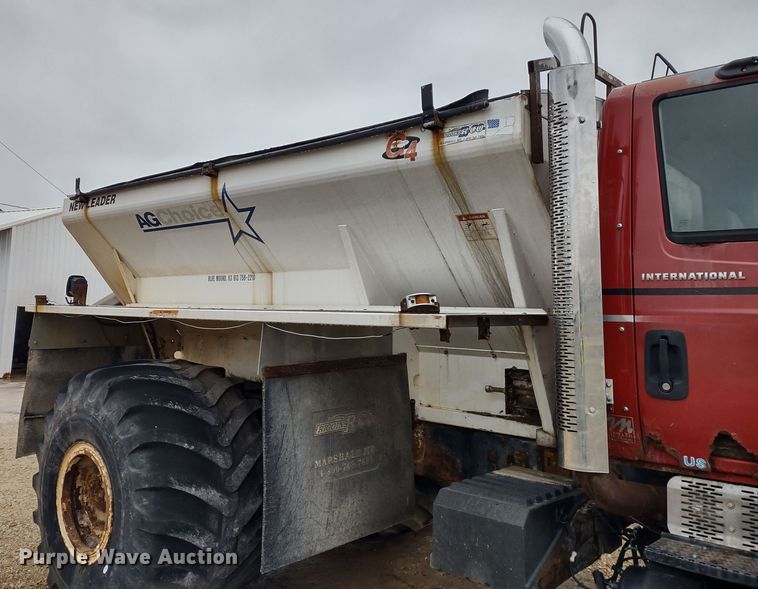 image for item DR8217 2004 International 7400  applicator truck