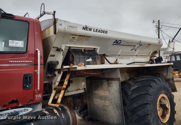 image for item DR8217 2004 International 7400  applicator truck