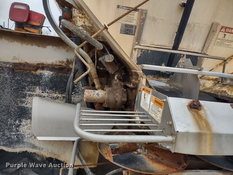 image for item DR8217 2004 International 7400  applicator truck