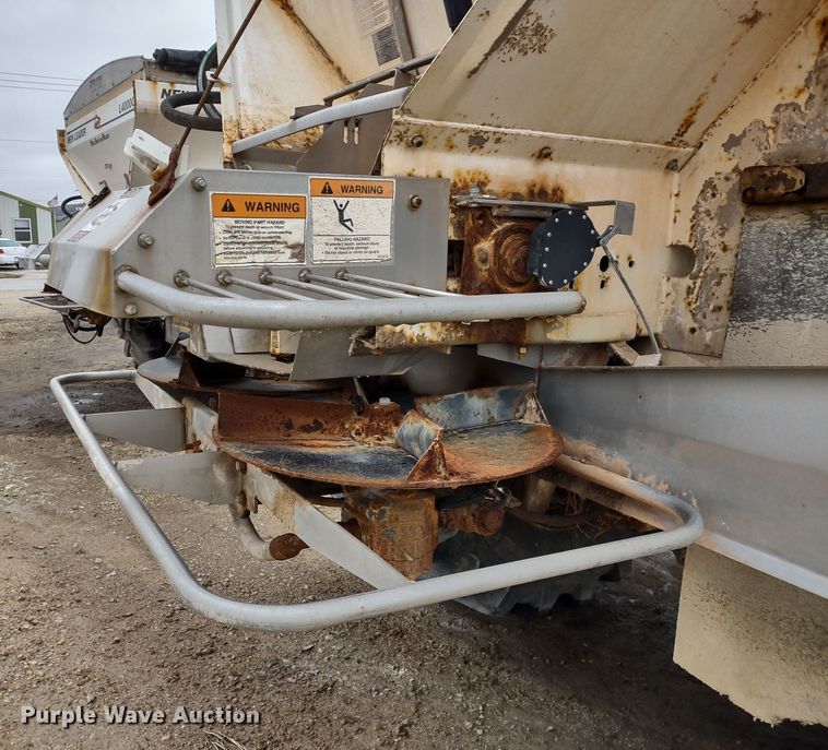 image for item DR8217 2004 International 7400  applicator truck