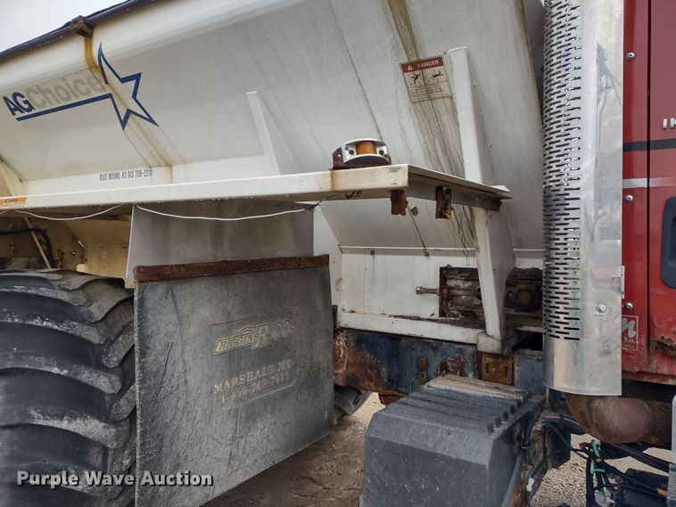 image for item DR8217 2004 International 7400  applicator truck