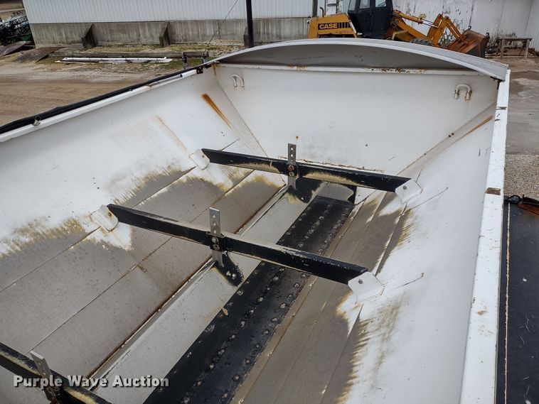 image for item DR8217 2004 International 7400  applicator truck