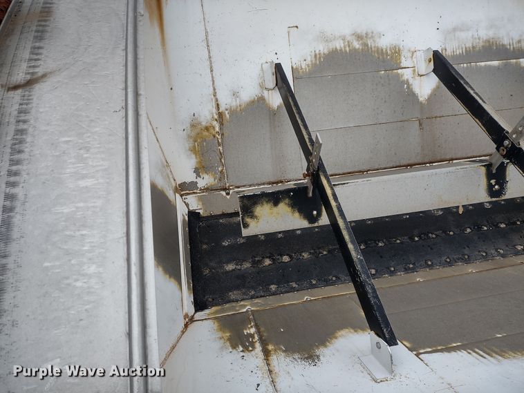 image for item DR8217 2004 International 7400  applicator truck