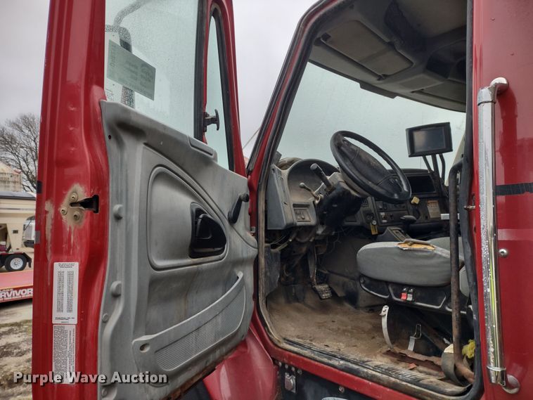 image for item DR8217 2004 International 7400  applicator truck