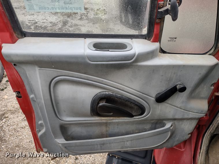 image for item DR8217 2004 International 7400  applicator truck