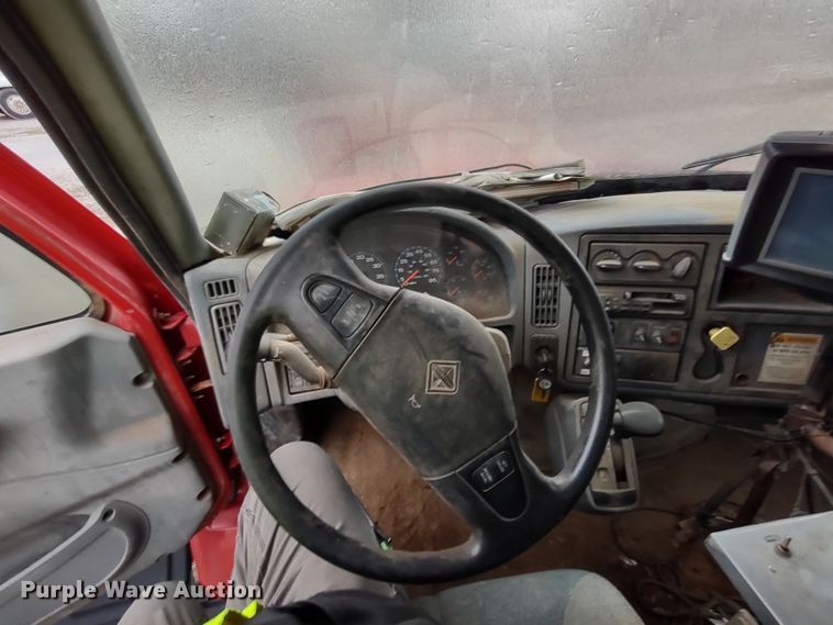 image for item DR8217 2004 International 7400  applicator truck