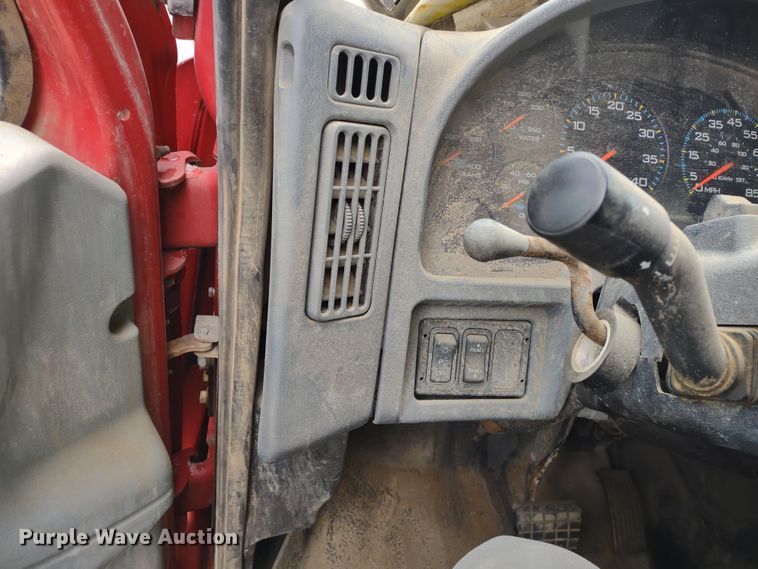 image for item DR8217 2004 International 7400  applicator truck