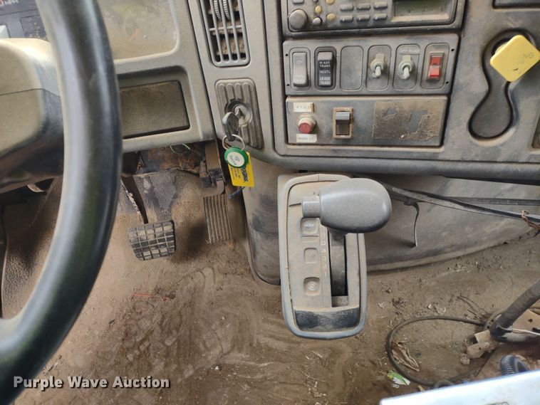 image for item DR8217 2004 International 7400  applicator truck