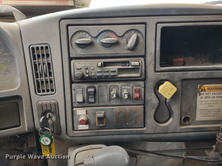 image for item DR8217 2004 International 7400  applicator truck