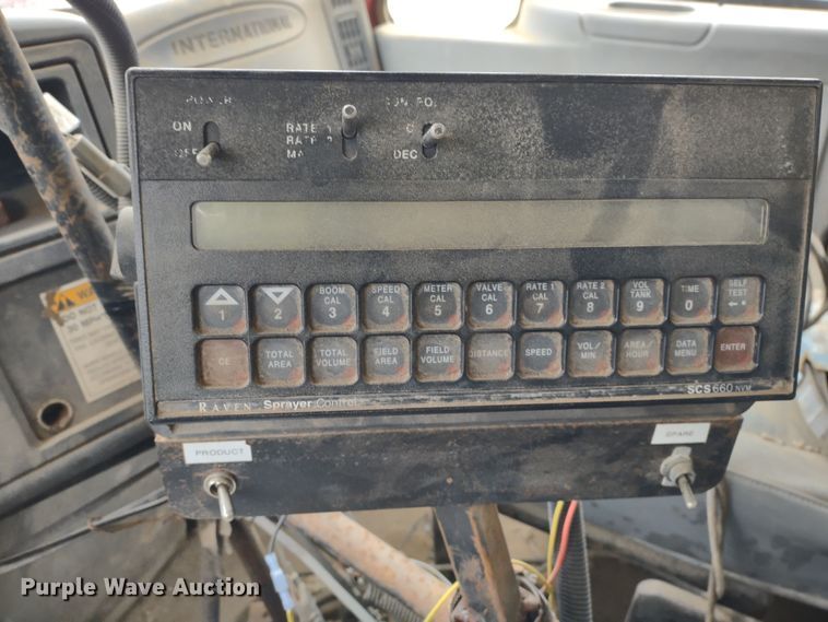 image for item DR8217 2004 International 7400  applicator truck