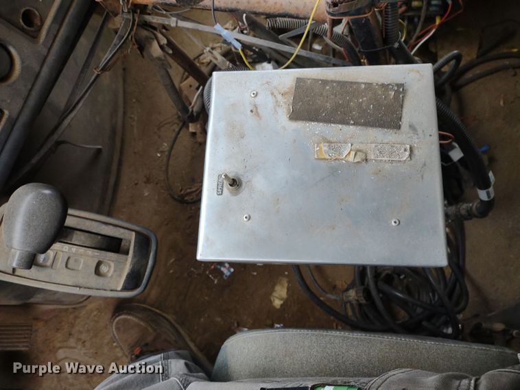 image for item DR8217 2004 International 7400  applicator truck