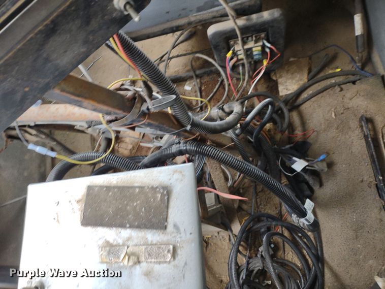 image for item DR8217 2004 International 7400  applicator truck