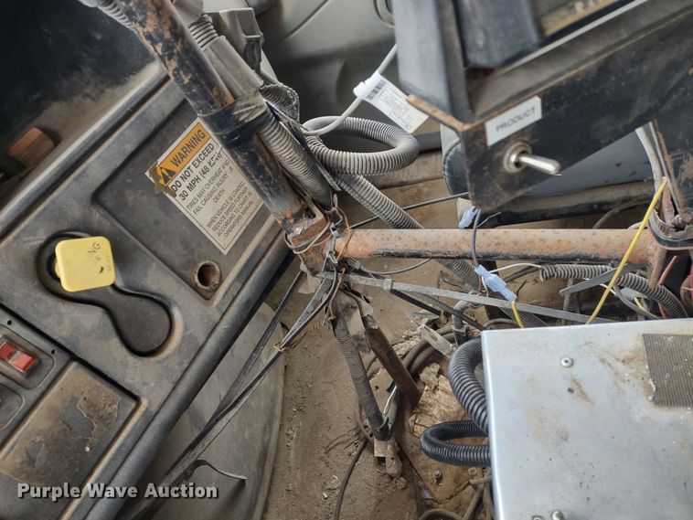 image for item DR8217 2004 International 7400  applicator truck