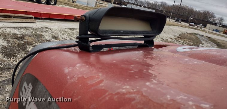 image for item DR8217 2004 International 7400  applicator truck