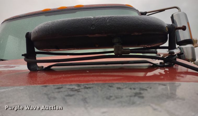 image for item DR8217 2004 International 7400  applicator truck