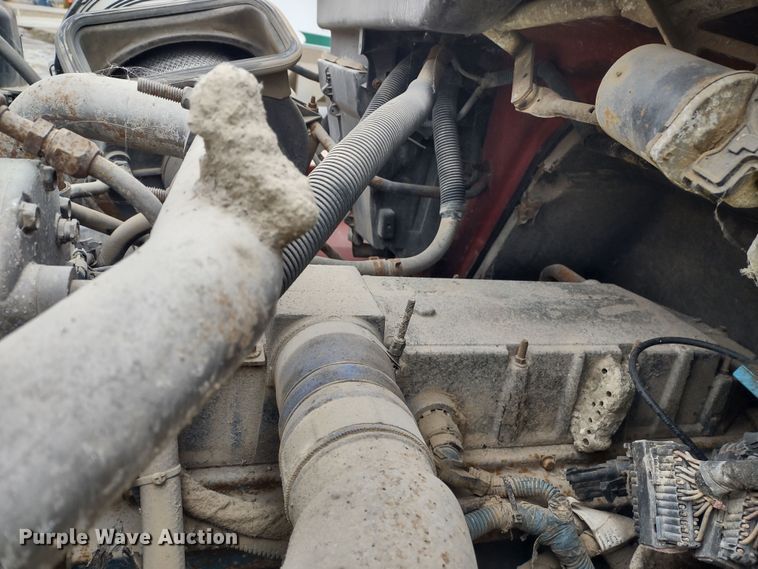 image for item DR8217 2004 International 7400  applicator truck