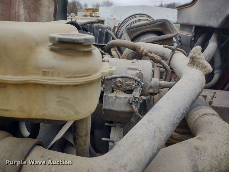 image for item DR8217 2004 International 7400  applicator truck