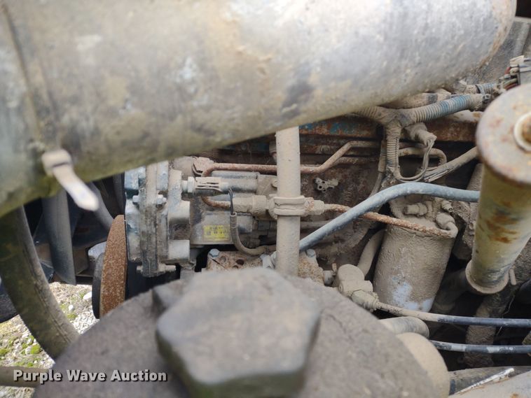 image for item DR8217 2004 International 7400  applicator truck