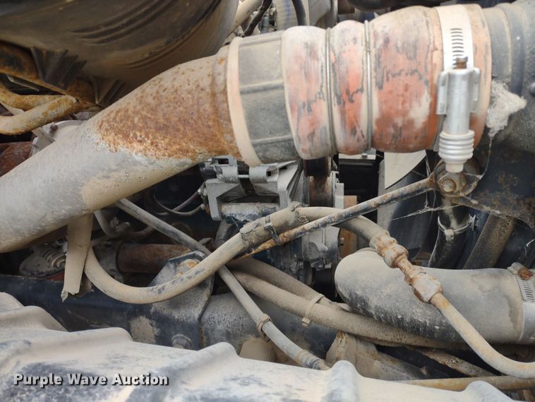 image for item DR8217 2004 International 7400  applicator truck