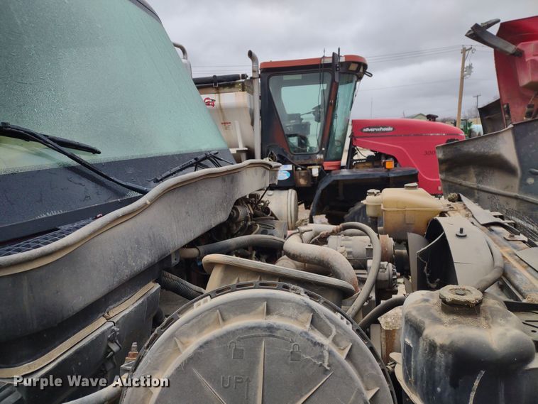 image for item DR8217 2004 International 7400  applicator truck