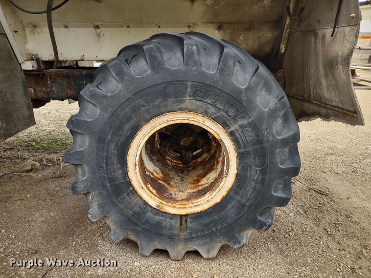 image for item DR8217 2004 International 7400  applicator truck