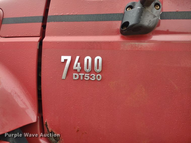 image for item DR8217 2004 International 7400  applicator truck