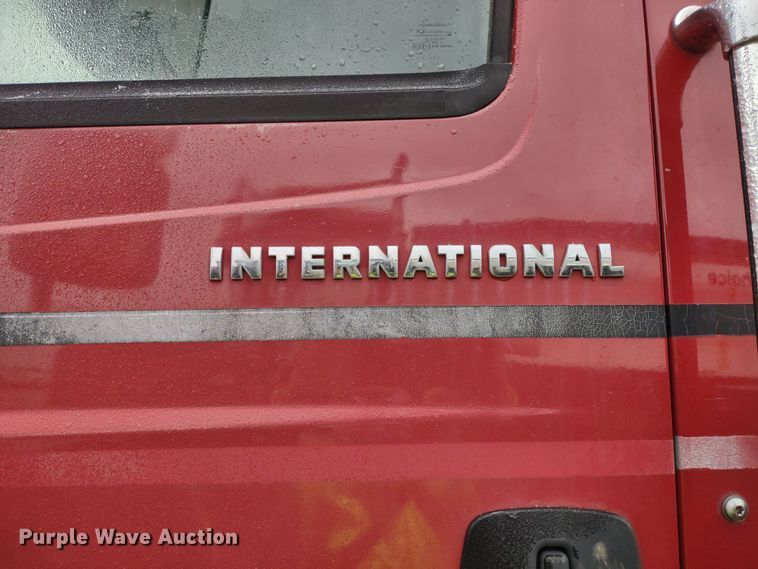 image for item DR8217 2004 International 7400  applicator truck