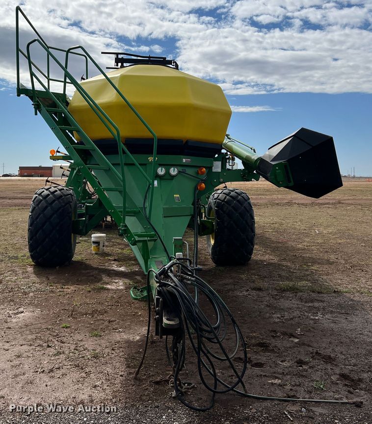 image for item DS2753 2004 John Deere 730  air seeder