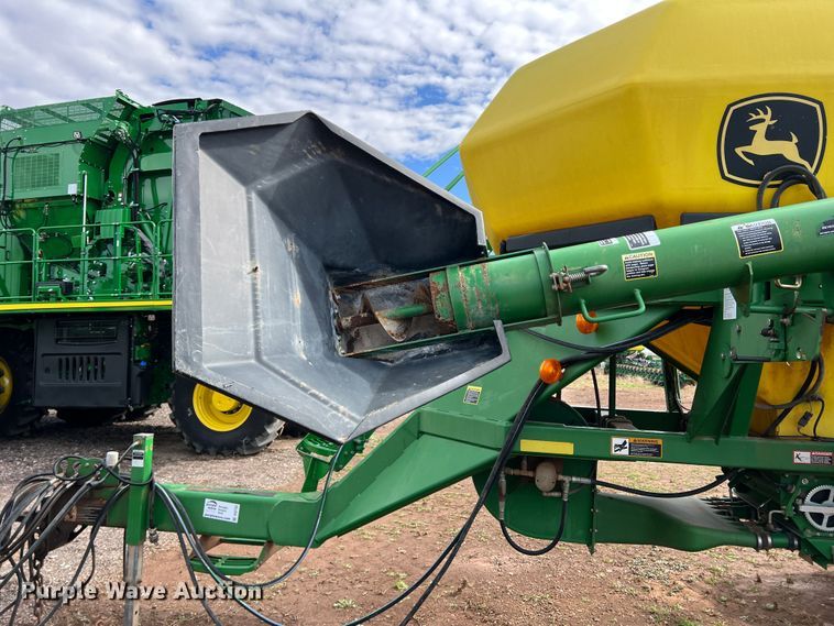 image for item DS2753 2004 John Deere 730  air seeder