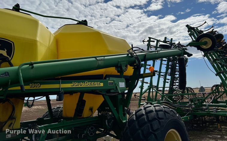 image for item DS2753 2004 John Deere 730  air seeder