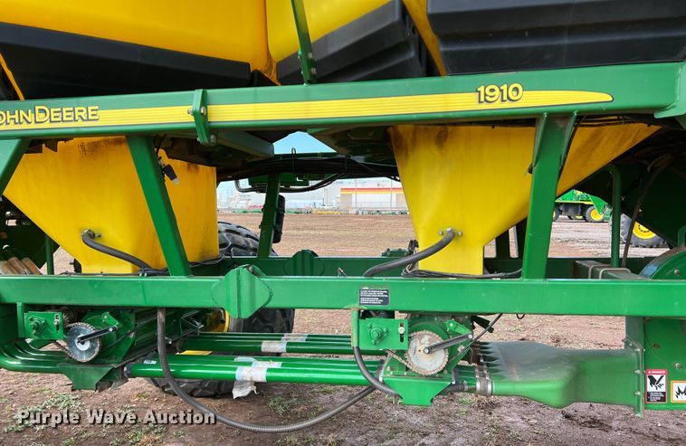 image for item DS2753 2004 John Deere 730  air seeder