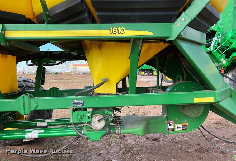image for item DS2753 2004 John Deere 730  air seeder