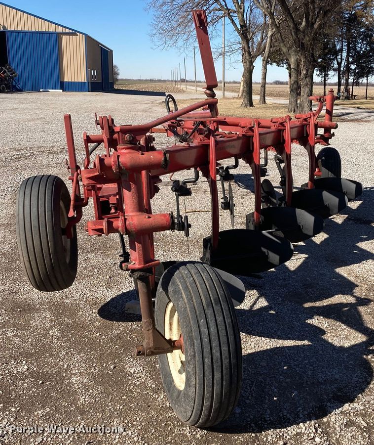 image for item HN9799 International 720  five bottom plow