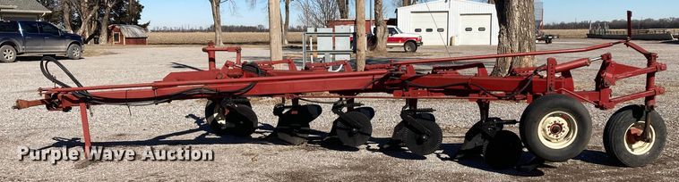image for item HN9799 International 720  five bottom plow