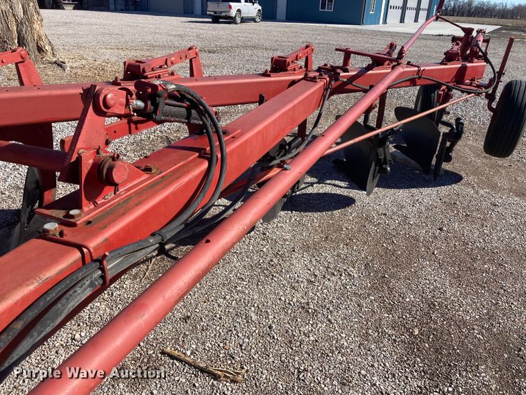 image for item HN9799 International 720  five bottom plow