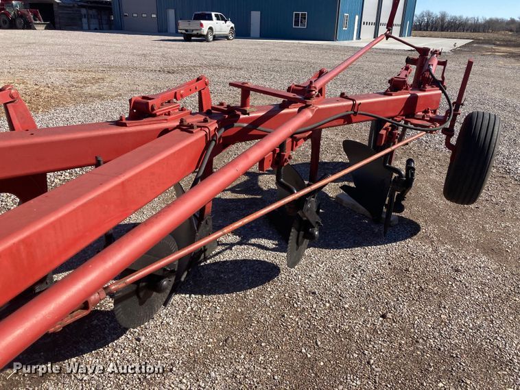 image for item HN9799 International 720  five bottom plow